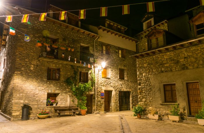 Vista nocturna de las calles de Benasque en Aragón Vista nocturna de las calles de Benasque en Aragón