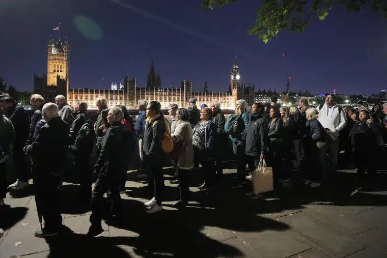 220916-BritainRoyals-queue-vigil-ac-1158p-c26ee2